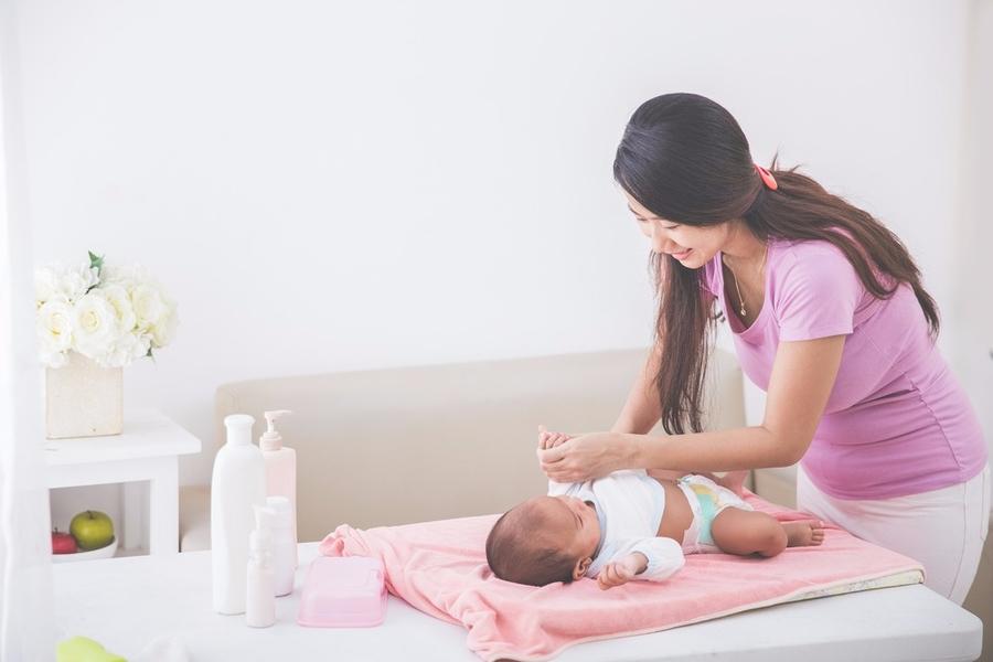 Black, Green, Yellow &#8211; Your Baby’s Poop Story