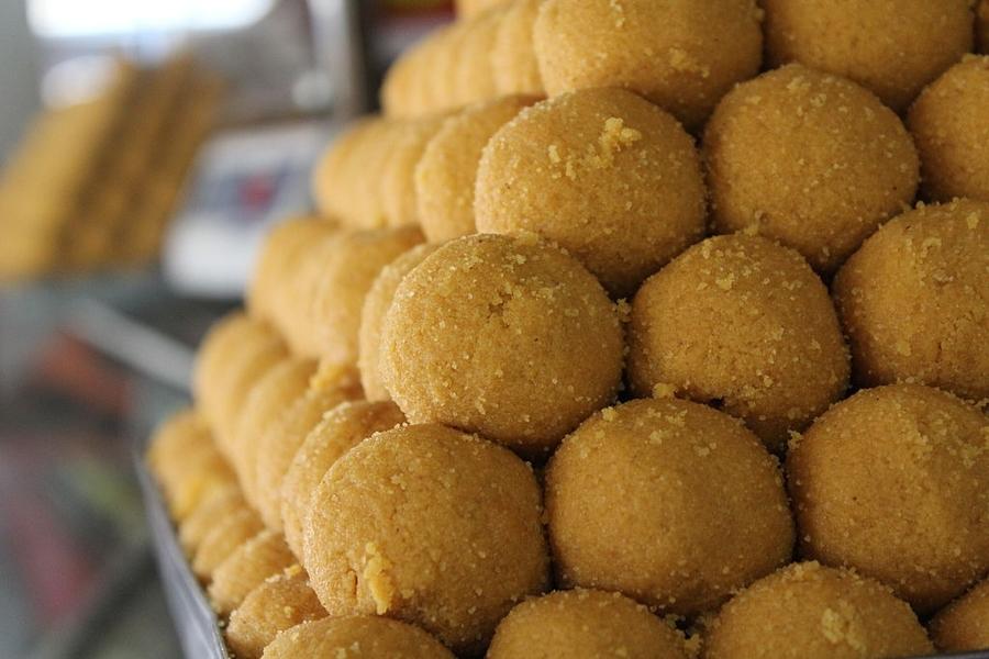 Festive Treat: Besan Aur Badam Ladoo