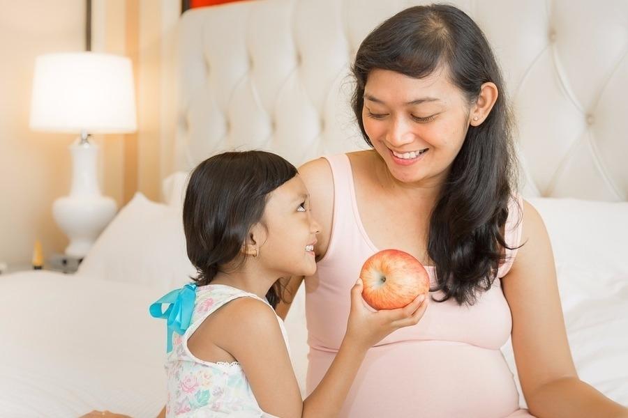 गर्भावस्था के आठवें सप्ताह के बारे में आपकी पत्नी को क्या क्या पता होना चाहिए?