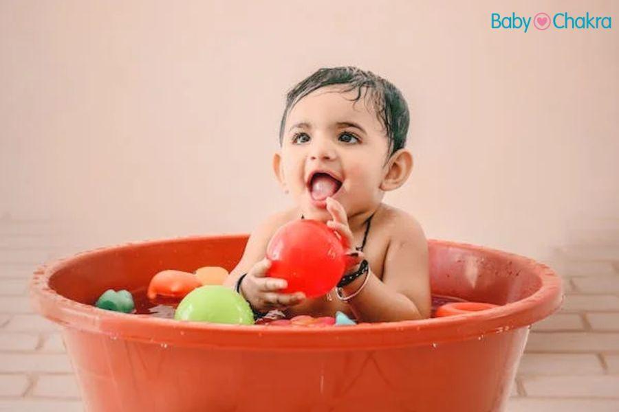 Breast Milk Bath: बच्चे को ब्रेस्ट मिल्क से नहलाने के क्या फायदे होते हैं?