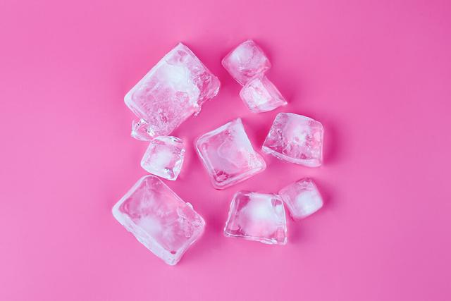 5 Reasons You Need Ice Cubes For Your Skin This Summer