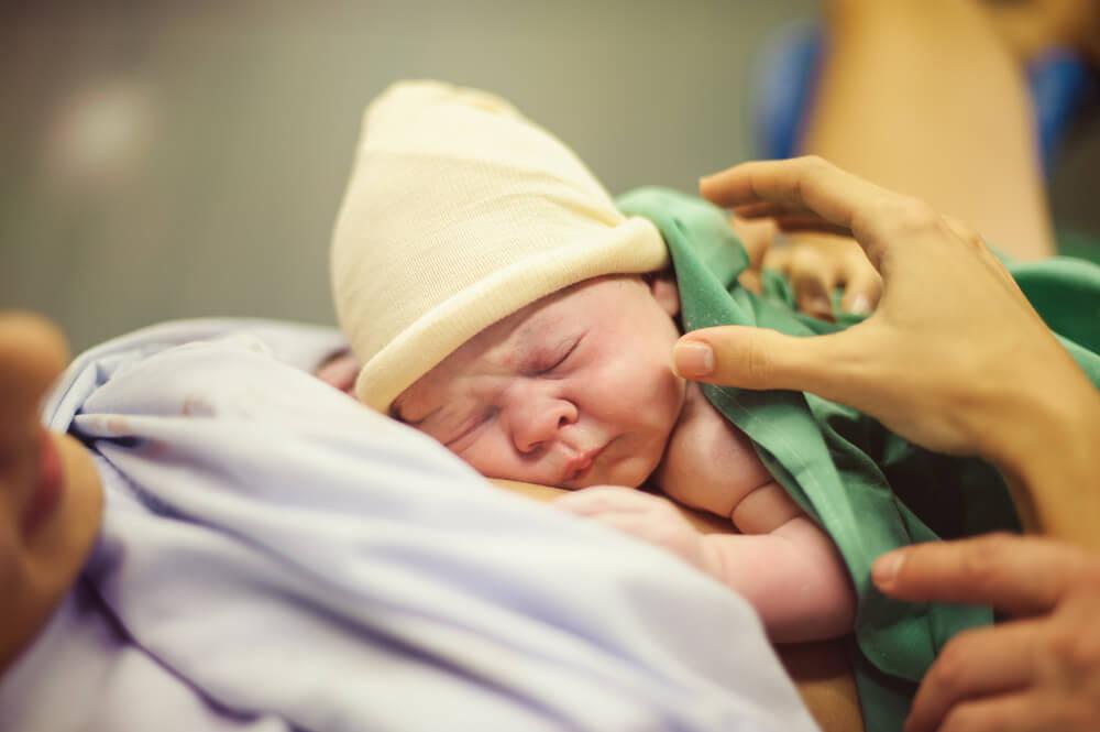 How To Handle Guests Visiting Your Newborn