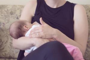 What It’S Like To Breastfeed In Public Moms Confess Xyz
