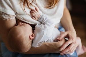 6 best nursing bras for breastfeeding moms